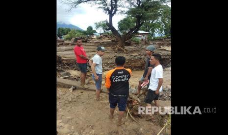 Suasana pengungsian banjir bandang di wilayah Adonara, Flores, NTT, Senini (5/4). Untuk sementara mengungsi di MAN 1 Flores, Nusa Tenggara Timur.