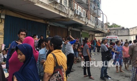 Suasana pengungsian korban kebakaran di Kampung Bandan , Ancol, Pademangan, Jakarta Utara, pada Ahad (12/5).