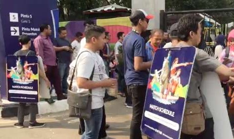 Suasana pengunjung dan Sandwhicman di lokasi Asian Fest, Asian Games 2018 di SUGBK, Senayan, Jakarta.