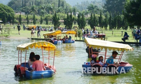 Suasana pengunjung di De Ranch Lembang, Kabupaten Bandung Barat, Jumat (8/7). Saat liburan Idul Fitri, tempat-tempat wisata di kawasan Lembang ramai pengunjung. (Republika/Edi Yusuf)