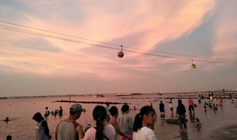 Suasana pengunjung di Pantai Ancol 