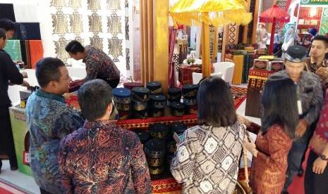 Suasana pengunjung di stand kopiah dalam gelaran Syariah Fair dalam rangkaian Bank Indonesia (BI) Festival Ekonomi Syariah (FESyar) Sumatera 2018, Jumat (3/8), di Lampung Walk, Bandar Lampung.