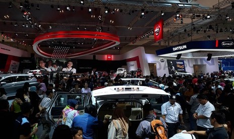 Suasana pengunjung H-1 jelang penutupan event Gaikindo Indonesia International Auto Show (GIIAS) 2017 di ICE BSD City Serpong, Tangerang, Sabtu (19/8). 