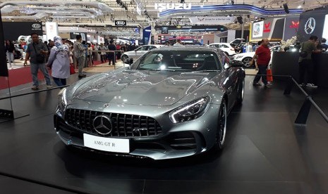 Suasana pengunjung H-1 jelang penutupan event Gaikindo Indonesia International Auto Show (GIIAS) 2017 di ICE BSD City Serpong, Tangerang, Sabtu (19/8).  