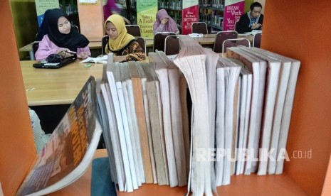 Suasana pengunjung saat membaca buku di Perpustakaan Daerah Yogyakarta,  Kamis (8/11).