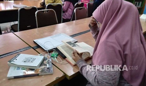 Suasana pengunjung saat membaca buku di Perpustakaan Daerah Yogyakarta,  Kamis (8/11).