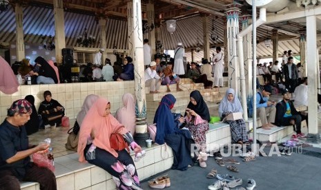 Suasana pengunjung yang memadati Kompleks Masjid Gedhe Kauman Yogyakarta  dan stan di acara Muslim United, Selasa (16/10). Acara ini diselenggarakan  selama tiga hari, mulai dari 16 hingga 18 Oktober 2018.