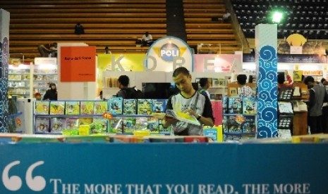 Suasana pengunjung yang mengunjungi Indonesia International Book Fair (IIBF) 34th di Istora Senayan, Jakarta Selatan, Sabtu (1/11). IIBF 34th yang diikuti oleh 11 Negara Asia ini pertama kali diadakan di Indonesia setelah sebelumnya telah dilakukan sebanya