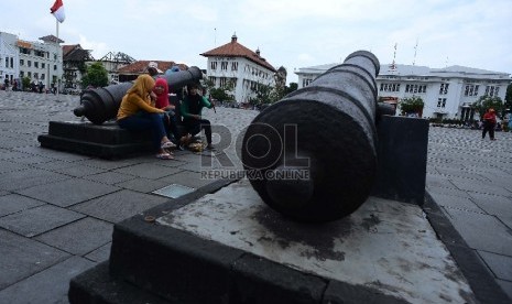 Suasana pengunjung yang menikmati Kawasan Kota Tua, Jakarta Barat, Senin (2/2).(Republika/Raisan Al Farisi)