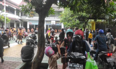 Suasana penjemputan siswa oleh orang tua murid di salah satu SD di Kota Solo.