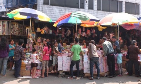 Suasana penjual toko alat tulis di Pasar Asemka, Jakarta Barat, Senin (7/7). (Republika/Rakhmawaty La'lang)