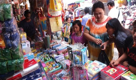 Suasana penjual toko alat tulis di Pasar Asemka, Jakarta Barat, Senin (7/7). (Republika/Rakhmawaty La'lang)