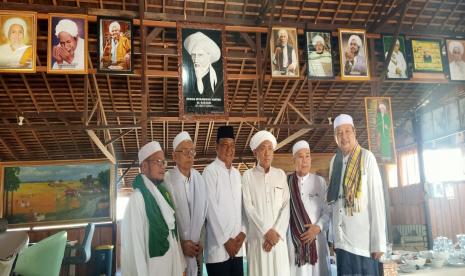 Suasana penuh kekeluargaan mewarnai ramah tamah  Gubernur Kalimantan Selatan, H Sahbirin Noor dengan para ulama dan umara.  Ramah tamah tersebut bertempat di kediaman pribadi Paman Birin sapaan akrab Gubernur Kalsel, di Martapura, sebelum menuju ke lokasi Haul ke 216 Syekh Muhammad Arsyad Al-Banjari, Desa Dalam Pagar Ulu Martapura,  Ahad (7/5/2022) pagi