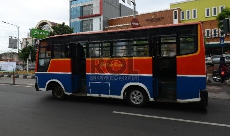 Suasana penumpang angkutan umum metro mini 75 jurusan Pasar Minggu-Blok M yang tanpa kernet di kawasan Mampang, Jakarta Selatan, Senin (27/4). (Republika/Raisan Al Farisi)