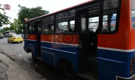 Suasana penumpang angkutan umum metro mini 75 jurusan Pasar Minggu-Blok M yang tanpa kernet di kawasan Mampang, Jakarta Selatan, Senin (27/4). (Republika/Raisan Al Farisi)