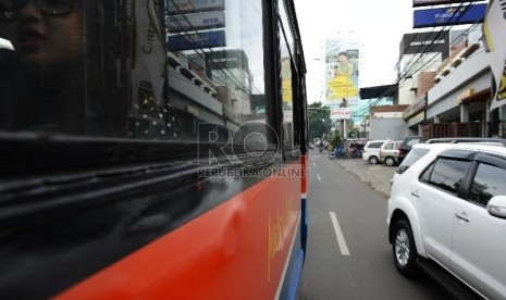 Suasana penumpang angkutan umum metro mini 75 jurusan Pasar Minggu-Blok M yang tanpa kernet di kawasan Mampang, Jakarta Selatan, Senin (27/4). (Republika/Raisan Al Farisi)