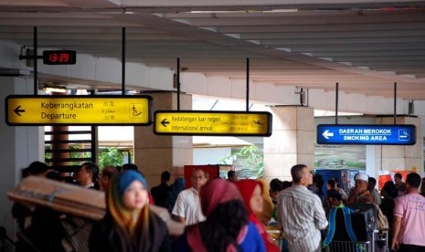 Suasana penumpang dan penjemput di Terminal 2 pintu D Bandar Udara Soekarno Hatta, Tangerang, Jumat (13/6). 