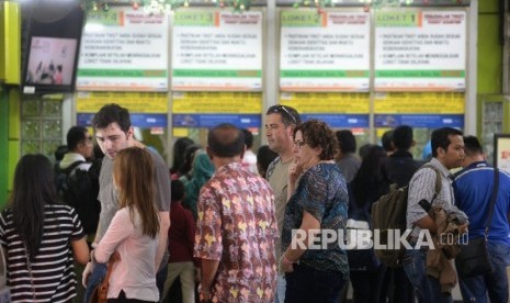 Suasana penumpang di stasiun Gambir, Jakarta, Kamis (14/1).