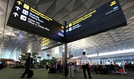  Suasana penumpang di Terminal 3 Bandara Soekarno Hatta, Tanggerang, Baten, Senin (24/7). 