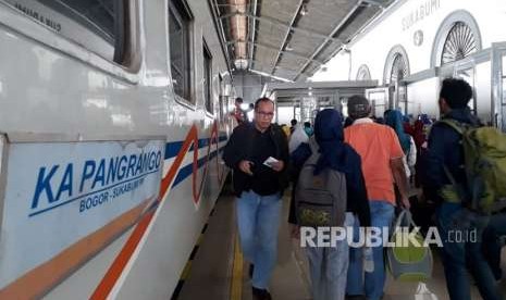 Suasana penumpang KA Pangrango yang akan naik kereta di Stasiun Sukabumi, Selasa (4/9).