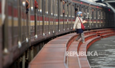  Suasana penumpang Kereta di Stasiun Manggarai, Jakarta, Rabu (4/7).