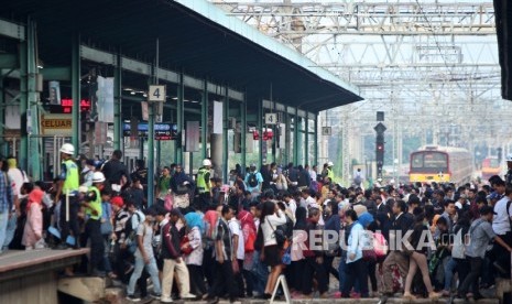  Suasana penumpang Kereta di Stasiun Manggarai, Jakarta, Rabu (4/7). 