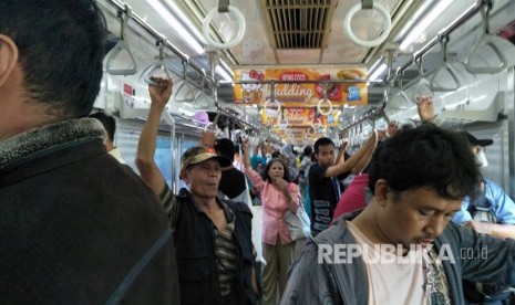 Suasana penumpang KRL Commuter Line Jakarta Kota - Cikarang pada Ahad (8/10). ini pengoperasian perdana KRL dengan tujuan Cikarang-Jakarta.