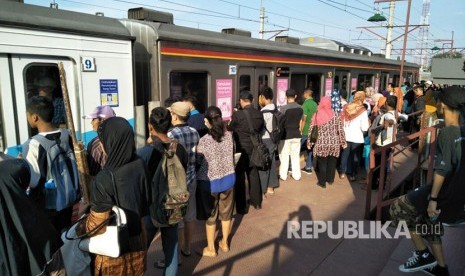 Suasana penumpang KRL commuterline Jakarta Kota-Cikarang pada Ahad (8/10). Pada Ahad, adalah pengoperasian perdana KRL dengan tujuan Jakarta-Cikarang.