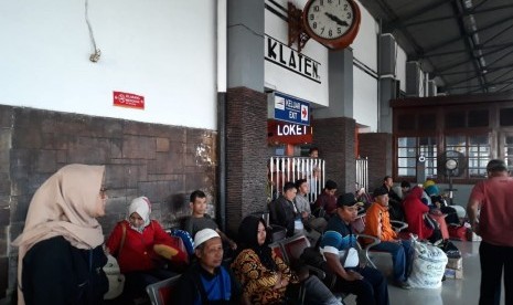 Suasana penumpang menunggu kereta di Stasiun Klaten, Jawa Tengah.