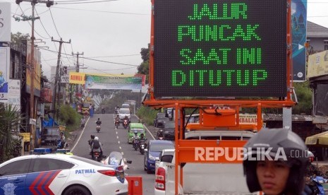 Suasana penutupan jalur Puncak, Kabupaten Bogor, Jawa Barat, Rabu (7/2). 