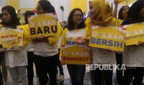  Sejumlah kader perempuan memberikan dukungan kepada Ketua Umum Partai Golkar Airlangga Hartarto, untuk membawa Golkar menjadi partai yang bersih dan bangkit, saat penutupan munaslub Golkar di JCC Senayan, Jakarta, Rabu (20/10). 