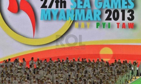   Suasana penutupan Sea Games Myanmar 2013 di Stadion Wunna Theikdi, Naypyitaw, Myanmar, Ahad (22/12).   