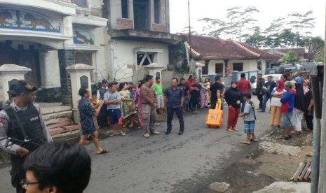           Suasana penyegelan rumah terduga teroris setelah penangkapan pada Kamis, (15/12)  di Kota Tasikmalaya, Jawa Barat.