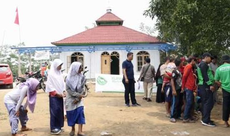 Suasana penyembelihan hewan kurban di depan masjid Baiturahman, Teluk Jambe, Karawang