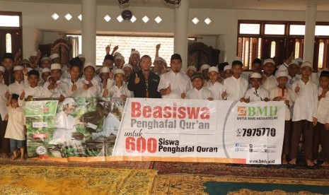 Suasana penyerahan beasiswa kepada para penghapal Alquran yang diadakan oleh BMH di Jakarta, Rabu (25/5). 