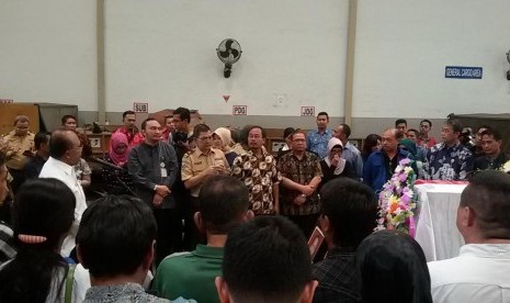 Suasana penyerahan jenazah Dionisius Giri Samudera ke pihak keluarga di Bandra Soekarno Hatta, Jumat (13/11). 