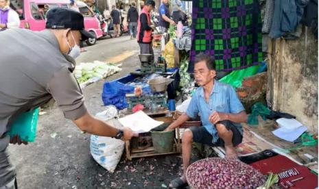 Suasana penyerahan surat peringatan (SP) relokasi PKL ke pedagang di tujuh ruas jalan Kota Sukabumi, Senin (7/2/2022) lalu.