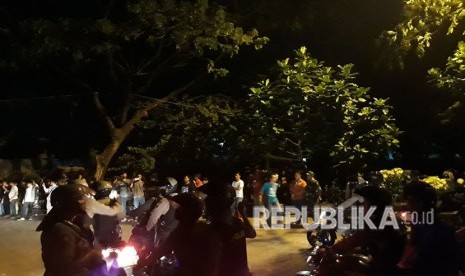 Suasana penyisiran yang dilakukan Polisi di UIN Sunan Kalijaga, Selasa (1/5) malam.  Puluhan pendemo baik perempuan dan laki-laki diamankan dari dalam kampus.