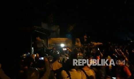 Suasana penyisiran yang dilakukan Polisi di UIN Sunan Kalijaga, Selasa (1/5) malam.  Puluhan pendemo baik perempuan dan laki-laki diamankan dari dalam kampus.