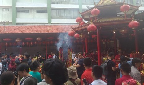 Suasana perayaan Imlek di Vihara Dharma Bakti, Glodok, Jakarta Barat, Selasa (5/2). 