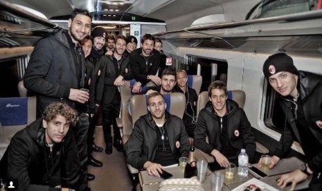 Suasana perayaan ulang tahun Mario Pasalic di kereta menuju Kota Milan.