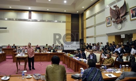 Suasana penghitungan suara calon pimpinan Komisi Pemberantasan Korupsi (KPK) di Komisi III DPR RI, Jakarta, Kamis (17/12). (Republika/Rakhmawaty La'lang)