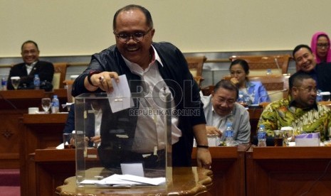 Suasana penghitungan suara calon pimpinan Komisi Pemberantasan Korupsi (KPK) di Komisi III DPR RI, Jakarta, Kamis (17/12). (Republika/Rakhmawaty La'lang)