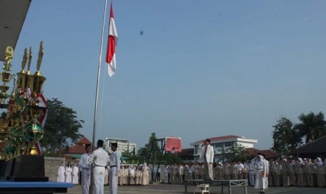 Suasana peringatan HUT kemerdekaan RI ke-70 di Kampus Bosowa Bina Insani Bogor, Senin (17/8). Ketua Yayasan Bosowa Bina Insani (YBBI) Sutrisno Muslimin menjadi pembina upacara.