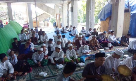 Suasana peringatan Maulid Nabi Muhammad SAW di Masjid Al Muhajirin Depok, Jawa Barat, Ahad (10/1).