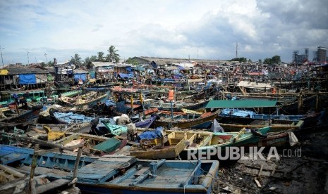 Suasana perkampungan nelayan Cilincing, Jakarta Utara, Rabu (8/2).