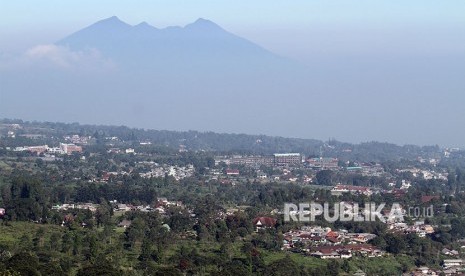 Suasana permukiman serta bangunan vila dan hotel di kawasan Puncak, Kabupaten Bogor, Jawa Barat, Selasa (29/5). 