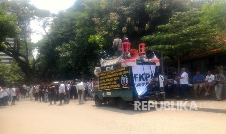 Suasana persiapan demo taksi online di IRTI, Jakarta Pusat, Selasa (31/10). Para pendemo akan bergerak menuju Kantor Kementerian Perhubungan untuk menyuarakan aksi dan penolakan mereka terhadap peraturan kementerian terkait taksi daring.