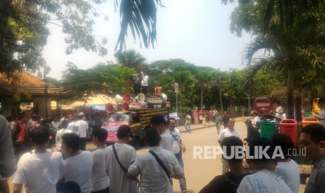 Suasana persiapan demo taksi online di IRTI, Jakarta Pusat, pada 31 Oktober 2017 lalu. Para pendemo akan bergerak menuju Kantor Kementerian Perhubungan untuk menyuarakan aksi dan penolakan mereka terhadap peraturan kementerian terkait taksi daring.