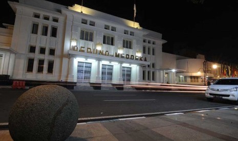 Suasana persiapan gedung Merdeka untuk peringatan Konfrensi Asia Afrika (KAA) ke 60 di Jalan Asia Afrika, Kota Bandung, Selasa (21/4).